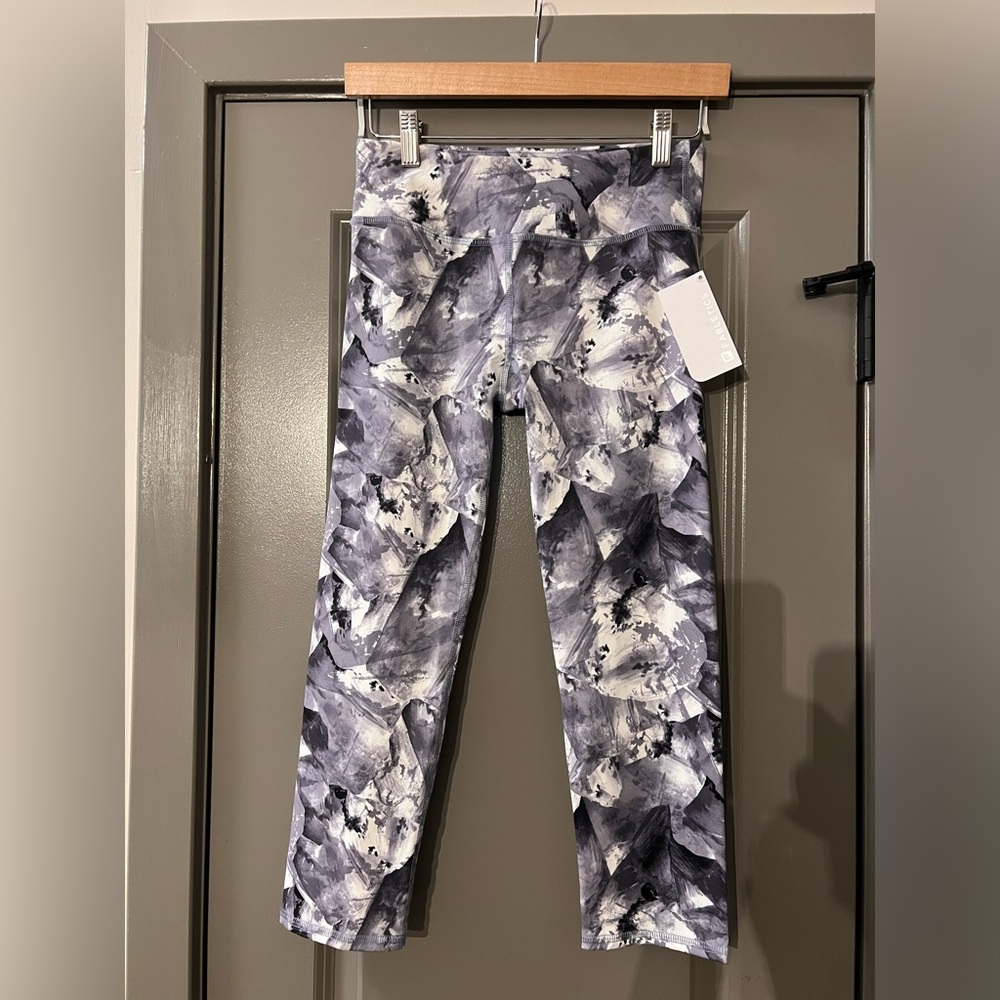 NWT Fabletics Salar Capri Leggings Size XS / 4 High Waist Tye Dye